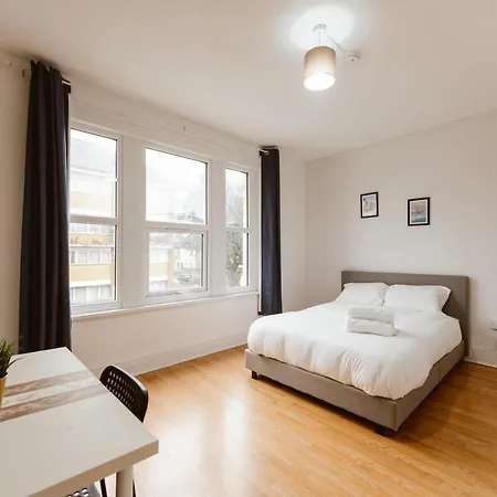 Great Rooms In Plaistow